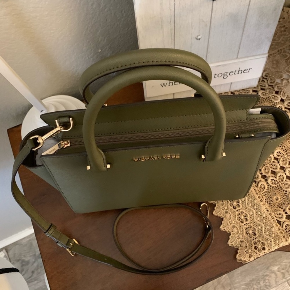 New 🍭MK medium selma olive - Picture 2 of 6